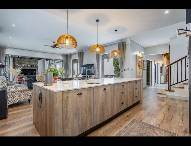 4 BEDROOM FREEHOLD FOR SALE IN LEMOENKLOOF